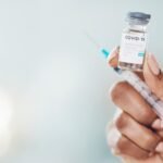 Estudo aponta redução de 38% em complicações cardíacas após vacinação