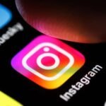 Meta apresenta plano pago para usuários do Instagram Inovação: picture alliance/Getty Images A Meta lançou uma nova modalidade de assinatura para o Instagram voltada ao público geral. Disponível no Brasil por R$ 10 ao mês, o serviço oferece ferramentas extras para personalização e controle do perfil. Entre as novidades estão a possibilidade de ocultar visualizações de Stories, mudar o ícone do aplicativo, usar fontes diferenciadas na biografia e destacar até seis publicações. O plano também amplia a duração dos Stories para 48 horas e adiciona novas opções de compartilhamento e privacidade. Resumo: O Instagram ganhou uma versão por assinatura no Brasil por R$ 10 mensais, com recursos exclusivos de personalização, privacidade e gerenciamento de conteúdo.